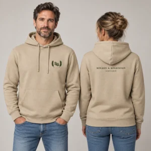Hoodie B&B Atelier – geborduurd in zand – voor- en achterzijde op modellen