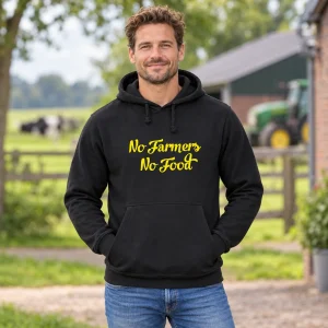 Hoodie No Farmers No Food Zwart met gele tekst – sfeerbeeld