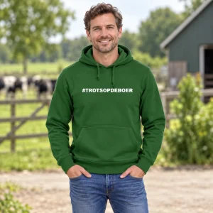 Hoodie #trotsopdeboer Groen met witte tekst – sfeerbeeld