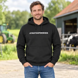 Hoodie #trotsopdeboer Zwart met witte tekst – sfeerbeeld