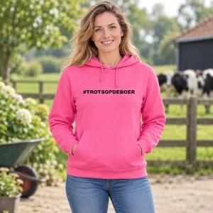 Hoodie #trotsopdeboer Roze met zwarte tekst – sfeerbeeld