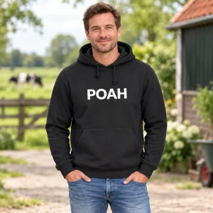 Hoodie POAH Zwart met witte tekst – sfeerbeeld