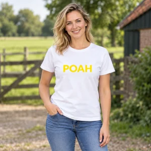 T-Shirt POAH Wit met gele tekst – sfeerbeeld