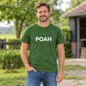 T-Shirt POAH Groen met witte tekst – sfeerbeeld