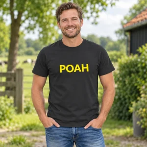 T-Shirt POAH Zwart met gele tekst – sfeerbeeld