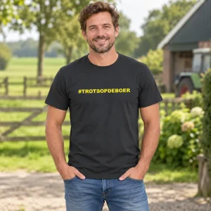 T-Shirt #Trotsopdeboer Zwart met gele tekst – sfeerbeeld