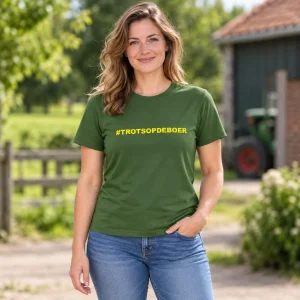 T-Shirt #Trotsopdeboer Groen met gele tekst – sfeerbeeld