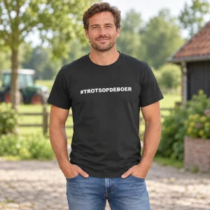 T-Shirt #Trotsopdeboer Zwart met witte tekst – sfeerbeeld