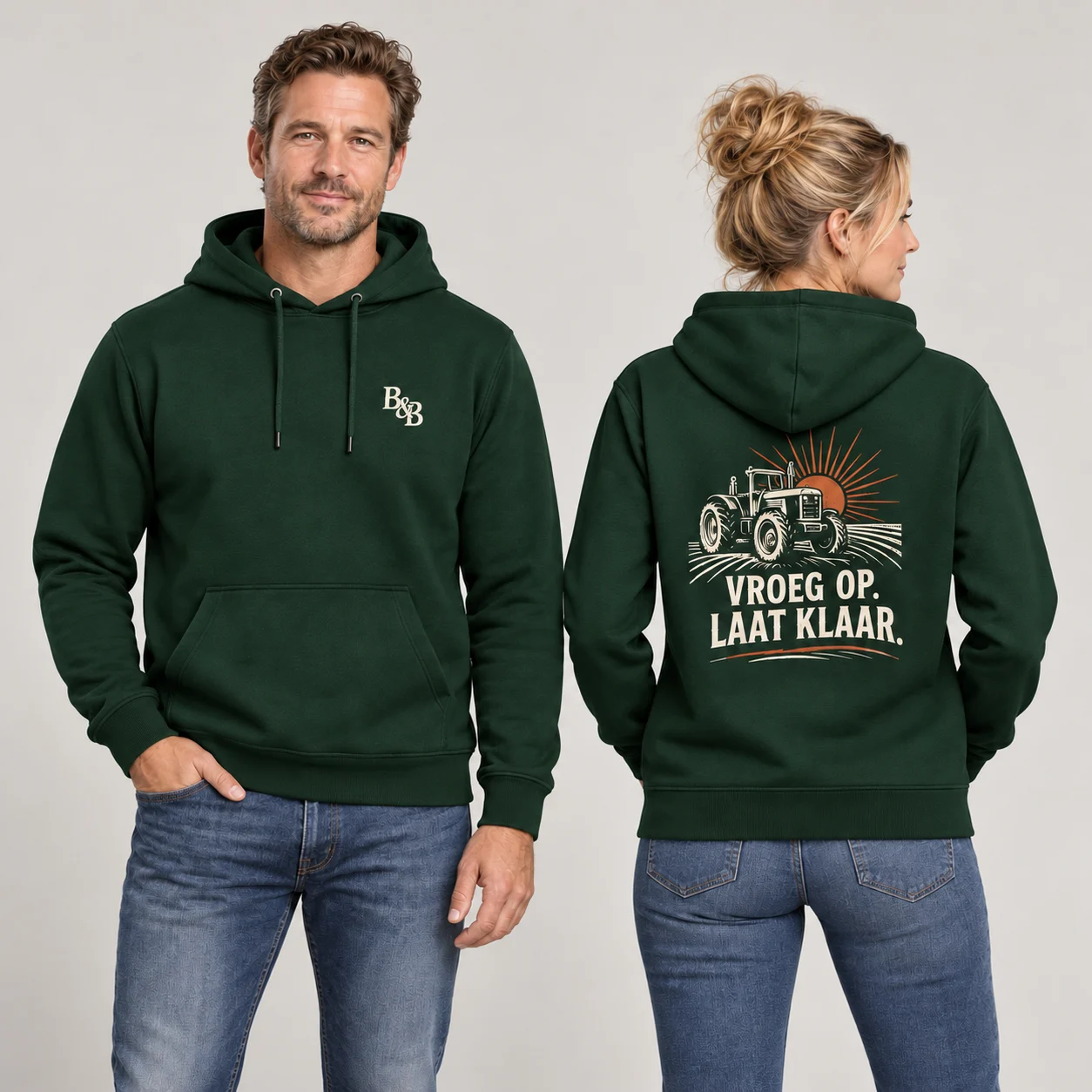 Hoodie Vroeg op. Laat klaar. in bosgroen – voor- en achterzijde op modellen