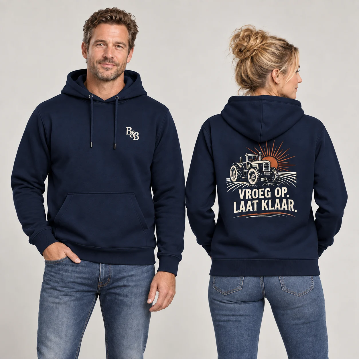Hoodie Vroeg op. Laat klaar. in navy – voor- en achterzijde op modellen