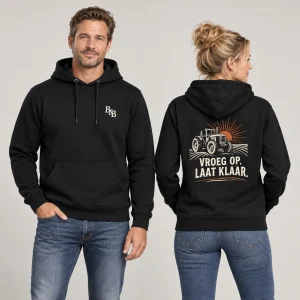 Hoodie Vroeg op. Laat klaar. in zwart – voor- en achterzijde op modellen